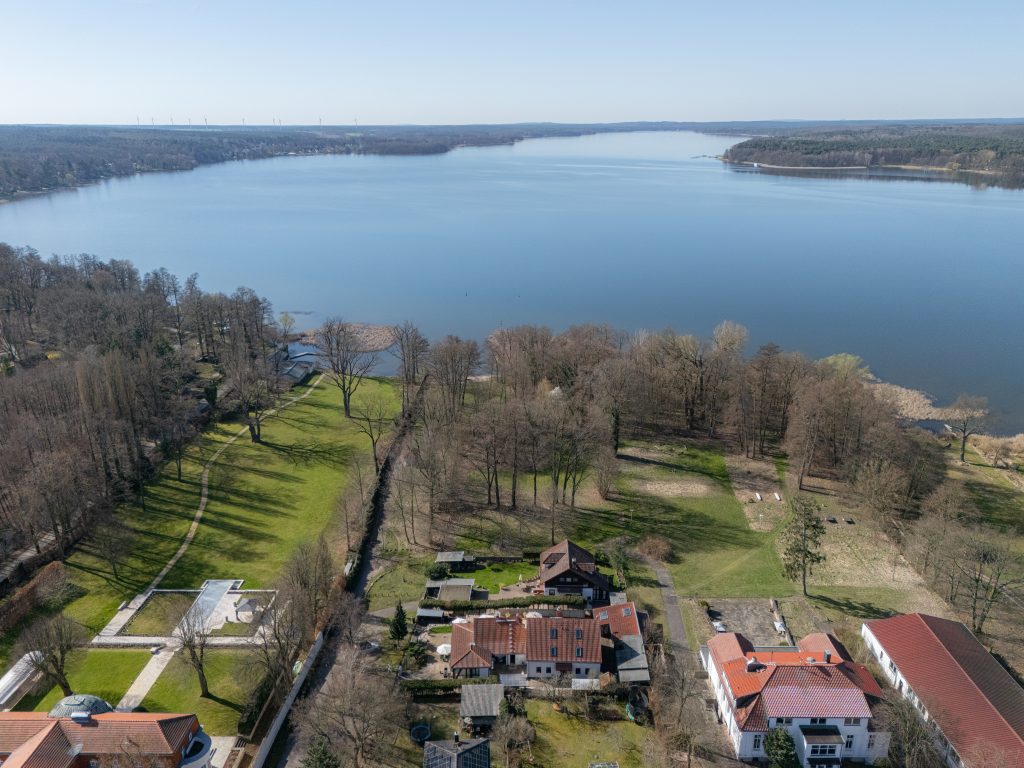 Luftaufnahme vom Ferienhof am Trift mit Blick auf den Scharmützelsee in Bad Saarow