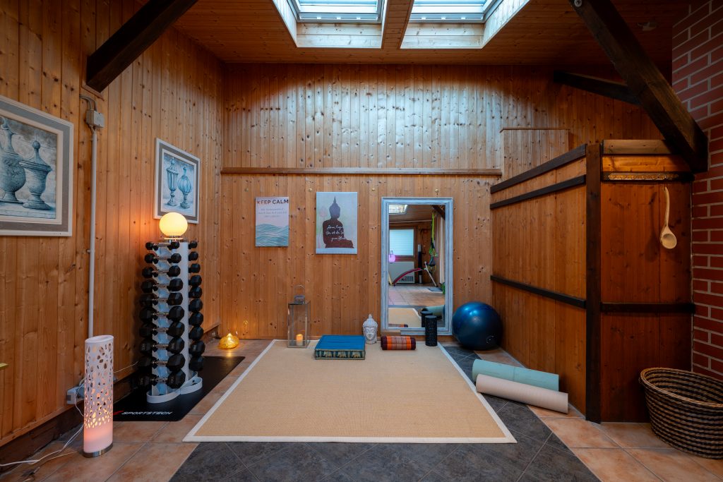 Yoga- und Ruheraum im Ferienhof am Trift mit Matten, Hanteln und gemütlicher Atmosphäre