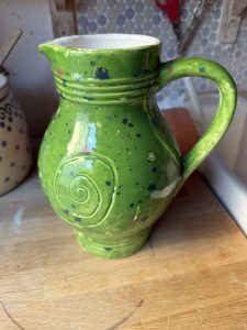 Handgemachter grüner Keramikkrug mit Spirale, glasiert und gebrannt im Keramik-Atelier Bad Saarow