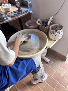 Gast an der Töpferscheibe im Keramik-Atelier des Ferienhofs am Trift, Bad Saarow