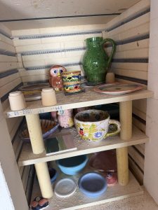 Geöffneter Brennofen mit fertig gebrannten, glasierten Keramikstücken im Keramik-Atelier Bad Saarow