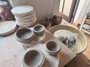 Frisch gedrehte Tonschalen auf Gipsplatten neben der Töpferscheibe, Keramik-Atelier Bad Saarow