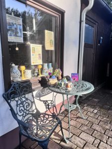 Schaufenster und Sitzplatz vor dem Keramik-Atelier im Ferienhof am Trift, Bad Saarow